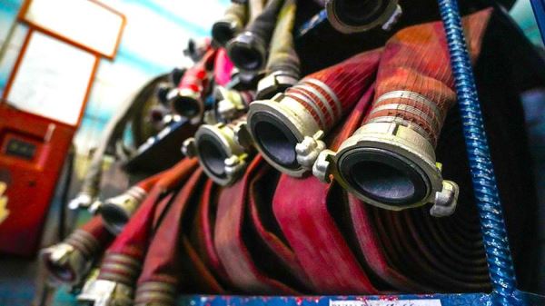 Школьный спортзал загорелся в Барнауле на площади 600 кв. м