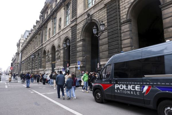 Украденная из Лувра подвязка стоила почти €7 млн