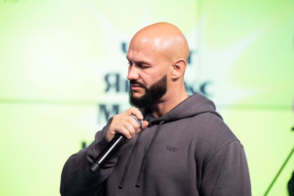 Джиган исполнил в эфире новинку «Раз и навсегда»