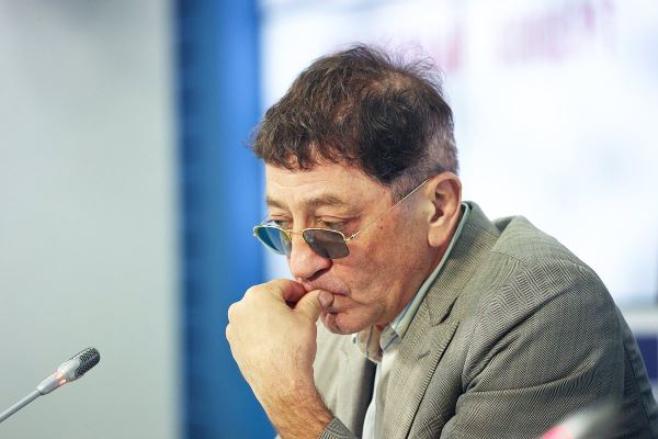 Лепс попал в больницу после скандального концерта, где он курил на сцене и матерился. Его выступления оказались под угрозой отмены