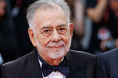 Легендарный режиссер обеднел и начал продавать личные вещи