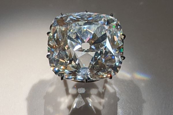 СМИ: при ограблении Лувра преступники не взяли крупный бриллиант из коллекции Наполеона