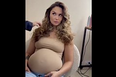 Поклонников смутил живот беременной Муцениеце