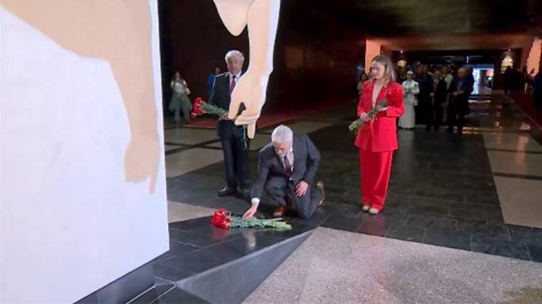 Участники Международного форума сотрудничества возложили цветы в Музее Победы