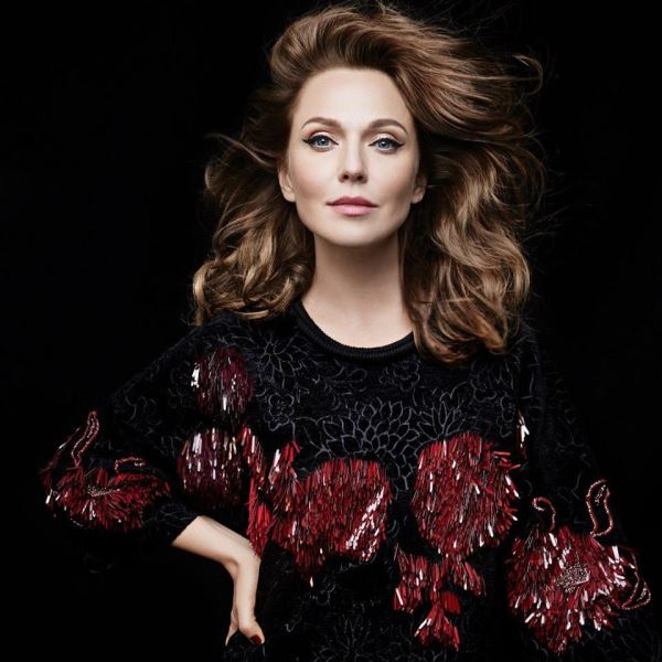 Альбина Джанабаева раскладывает карты Таро и «Гороскопы»