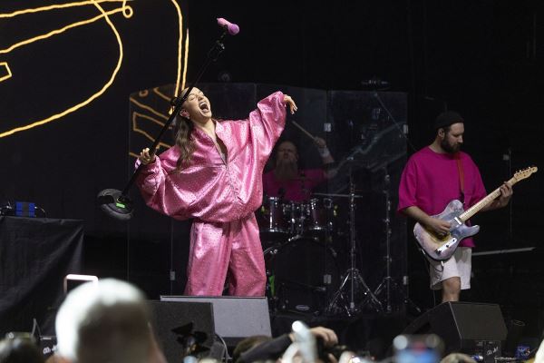 Мари Краймбрери перепела «Мам, я стану мамой» под оркестр