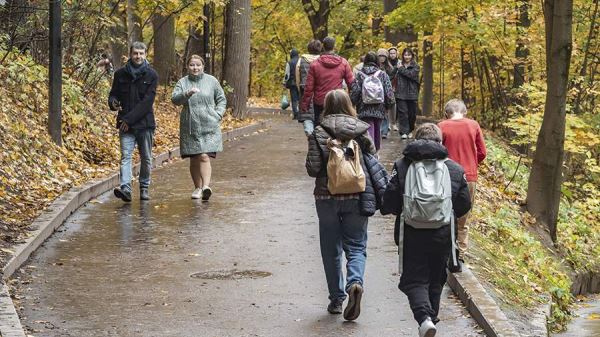 Синоптики спрогнозировали температуру до +10 градусов и дождь в Москве 17 октября