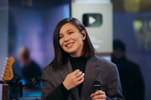 Елка набрала песен на альбом «Кайфово и глупо»