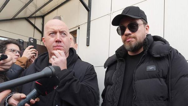 Шоумен Харламов и актер Бурунов возложили цветы на прощании с Поповым